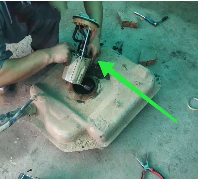 #楚安汽车资料#12年21万公里的哈飞被拖回修理厂，车主：拧钥匙无法启动发动机！