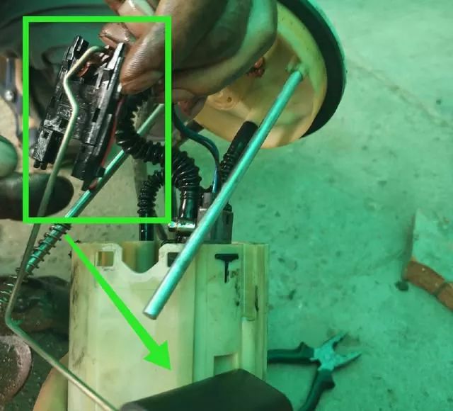 #楚安汽车资料#12年21万公里的哈飞被拖回修理厂，车主：拧钥匙无法启动发动机！