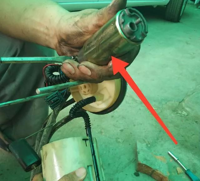 #楚安汽车资料#12年21万公里的哈飞被拖回修理厂，车主：拧钥匙无法启动发动机！