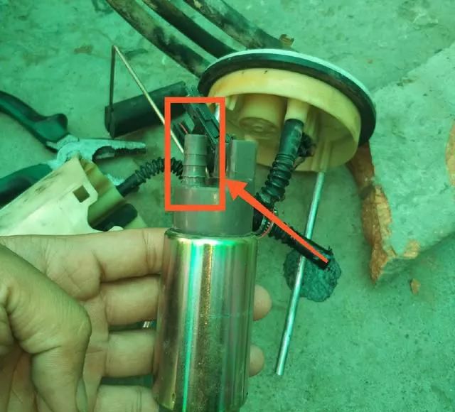 #楚安汽车资料#12年21万公里的哈飞被拖回修理厂，车主：拧钥匙无法启动发动机！