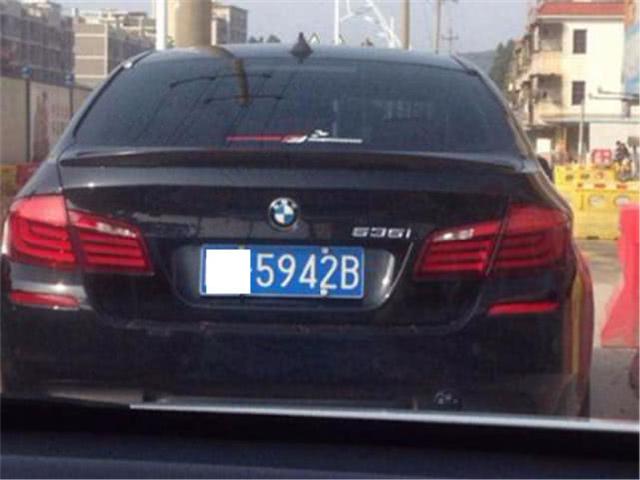 「众口侃车」为啥国内车牌禁用这2个字母？交警：你能分清孪生兄弟？