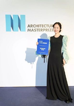 江一燕被曝获美国建筑大师奖，原来是一场乌龙，只是去蹭了个合影