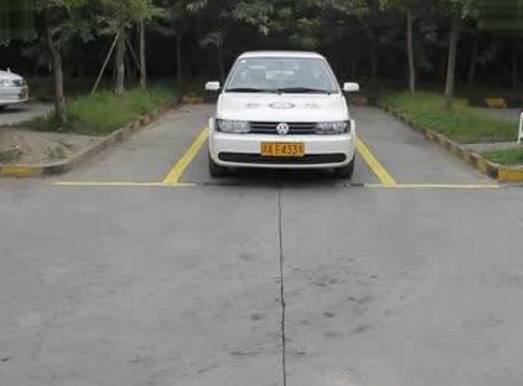 [豪车留给大咖讲]看倒车影像看后视镜来倒车哪个更稳妥？老司机的倒车绝活十拿九稳