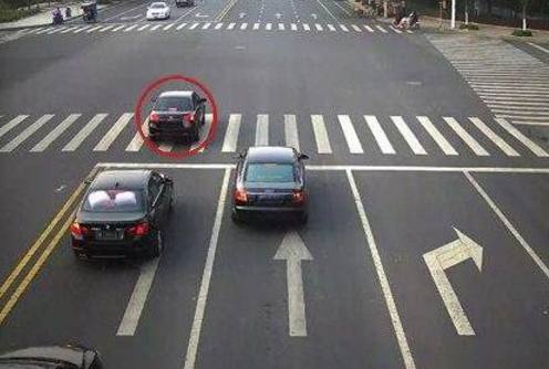 [豪车留给大咖讲]看倒车影像看后视镜来倒车哪个更稳妥？老司机的倒车绝活十拿九稳