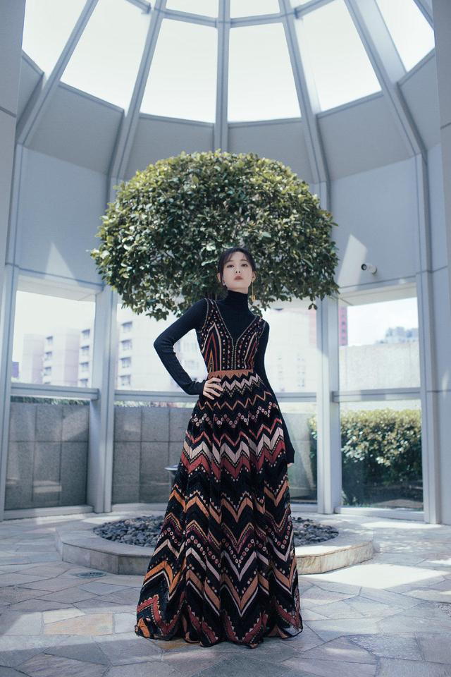 29岁李一桐越来越时尚，高领针织衫搭配“孔雀裙”，高级又时髦