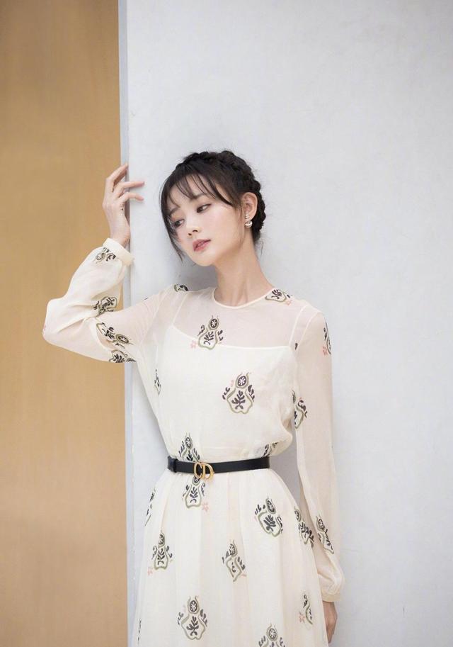 29岁李一桐越来越时尚，高领针织衫搭配“孔雀裙”，高级又时髦