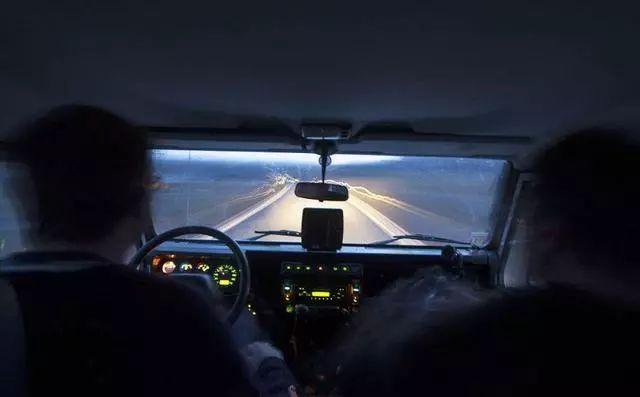 「阿虎汽车」夜晚开车视线差？记住这句顺口溜，“瞎子”都能开回家