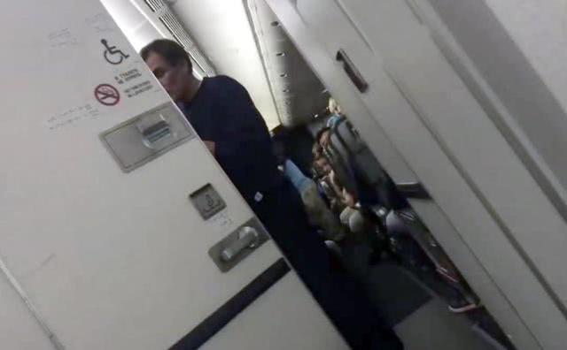 航班1次发生3起醉酒事件：1人要开舱门、2人吵架、1人厕所抽烟
