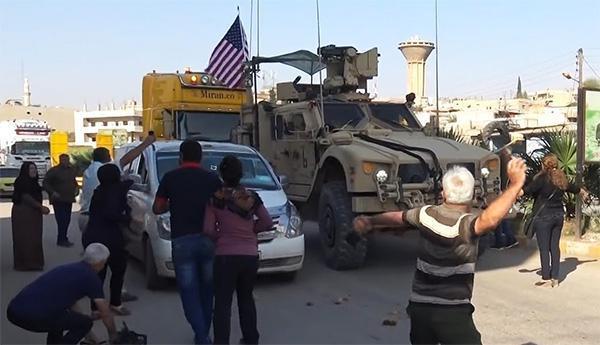 美军撤离叙利亚，库尔德人向军车扔杂物抗议