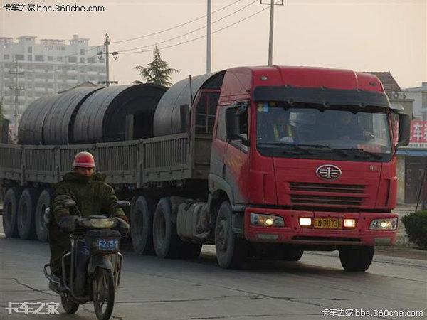 我爱奔驰大G@饿死不拉钢卷，运费低还危险，来看看国外是用啥车运输的