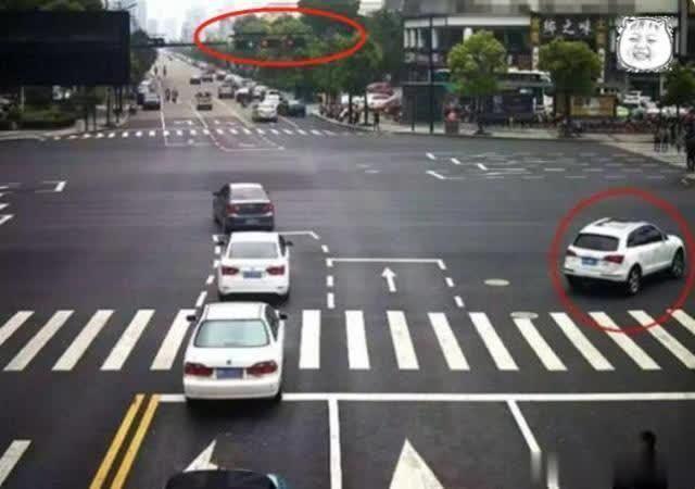 「爆个小料」直行红灯不能右转，新手司机喊冤枉
