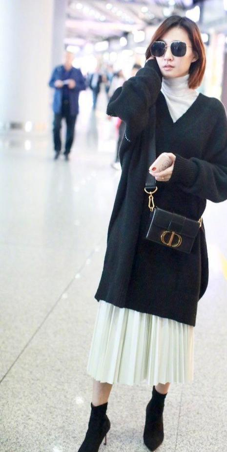 被爆结婚的王丽坤终于现身！叠穿黑色毛衣走机场，34岁美得像少女