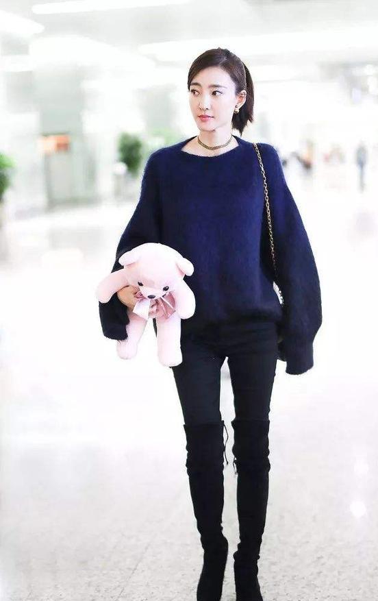 被爆结婚的王丽坤终于现身！叠穿黑色毛衣走机场，34岁美得像少女