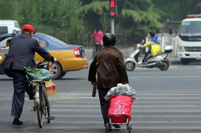 小霸王谈车■行人因为闯红灯被撞，谁负主要责任？答案公布后，车主“炸锅了”