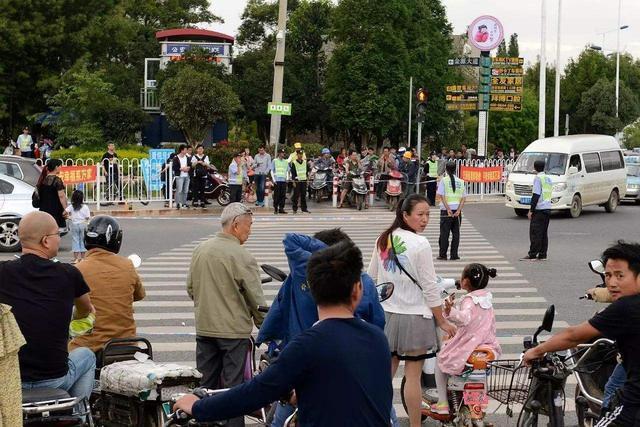 小霸王谈车■行人因为闯红灯被撞，谁负主要责任？答案公布后，车主“炸锅了”