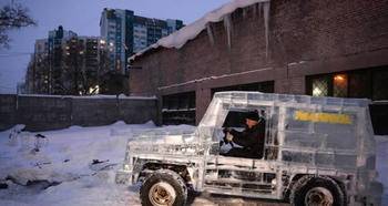 奇星坊：男子打造出一辆冰雕骑车，竟还能随意开动！