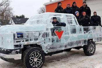 奇星坊：男子打造出一辆冰雕骑车，竟还能随意开动！