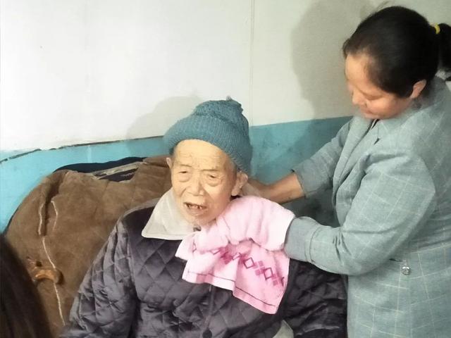 娄山关：暖心！这个孝顺孙媳妇照顾爷爷三十年