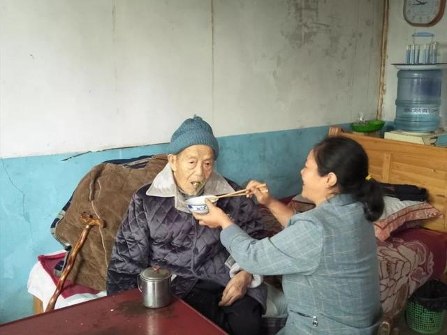 娄山关：暖心！这个孝顺孙媳妇照顾爷爷三十年