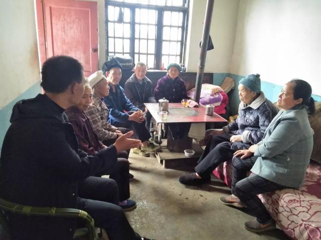 娄山关：暖心！这个孝顺孙媳妇照顾爷爷三十年