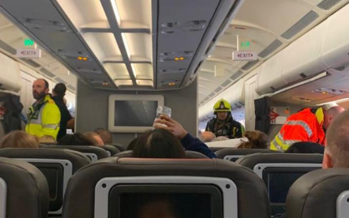 美国航空客机上化学品泄露 机组人员昏迷后被迫改航