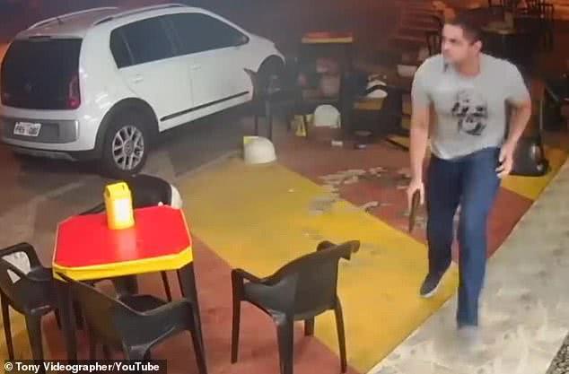 巴西警察下班聚餐顺便“加班”：赶上餐馆被打劫，掏枪击退劫匪
