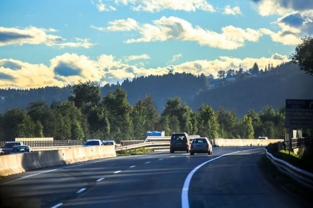 新能源电动车知识■国内首条“不限速”高速，全程没有收费站，还可以实现无线充电