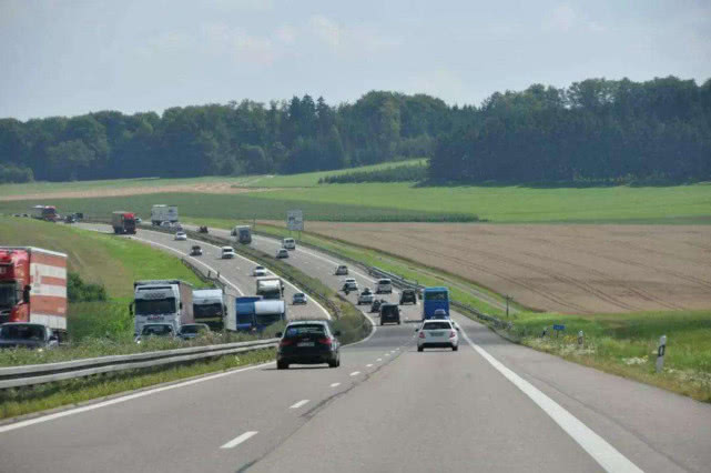 新能源电动车知识■国内首条“不限速”高速，全程没有收费站，还可以实现无线充电