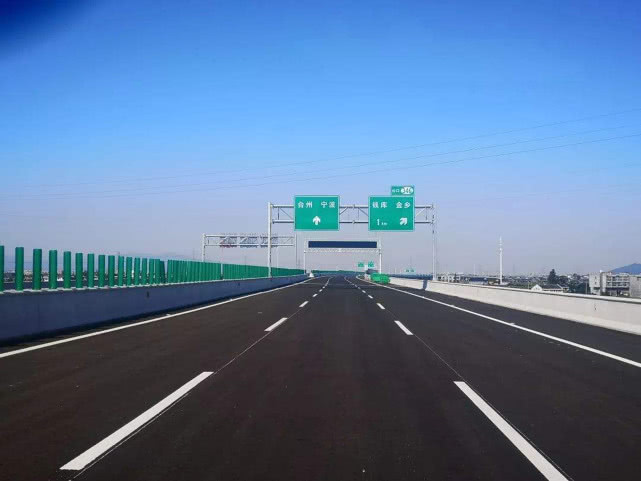 新能源电动车知识■国内首条“不限速”高速，全程没有收费站，还可以实现无线充电