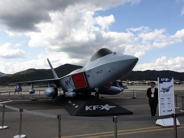 新型四代半战机模型展出，韩媒忍不住吹嘘：作战性能比肩美制F35