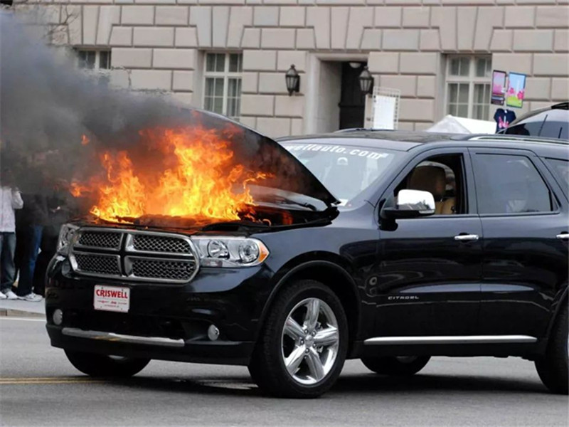 瑶瑶说车讯■盘点几个车内必备物品，关键时刻不用慌，老司机：不备齐不准上路