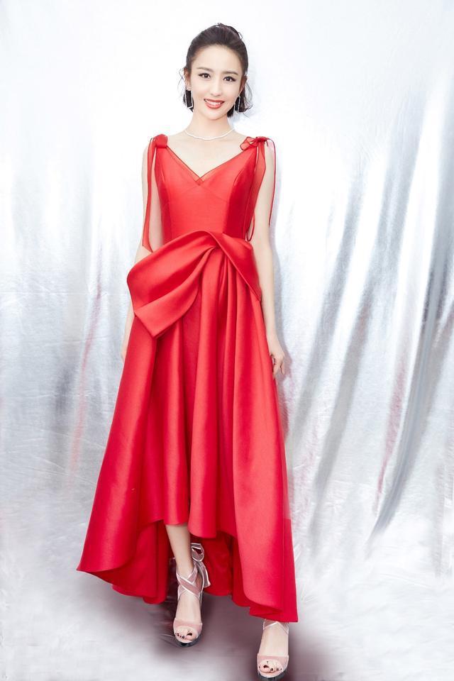 36岁佟丽娅太会打扮，一袭红色连衣裙美得高级，车厘子唇色更抢镜