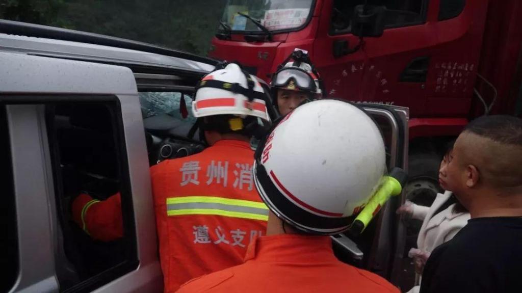 雨天注意安全! 面包车和大货车相撞, 一人被困, 消防紧急救援