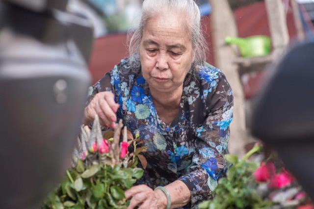 老妇靠卖鲜花将5个孩子抚养长大，如今81岁仍在街边卖花