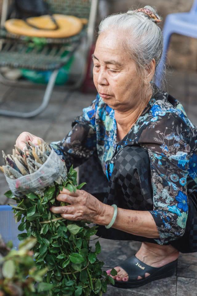 老妇靠卖鲜花将5个孩子抚养长大，如今81岁仍在街边卖花