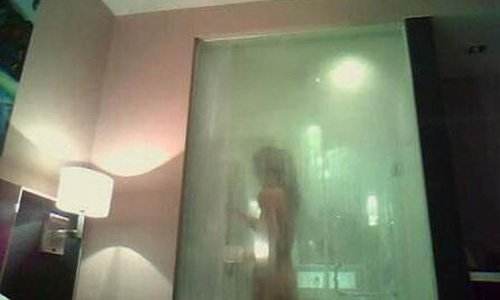 18岁少女洗澡遭租客偷拍 邻居监控拍下犯罪过程