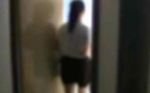 18岁少女洗澡遭租客偷拍 邻居监控拍下犯罪过程
