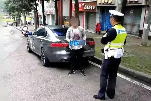 车行易·有车：捷豹车违停马路边！交警罚了车主5200元，记12分