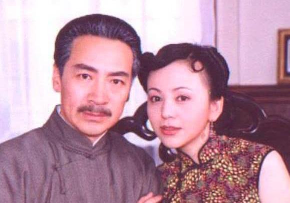 赵薇“父亲”亮相引热议，娶小21岁妻子，世界季军儿子签约关晓彤