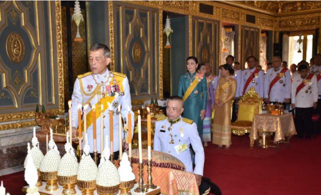 泰国贵妃被废黜后，泰王携往后御驾前往寺庙敬献佛衣，表情凝重
