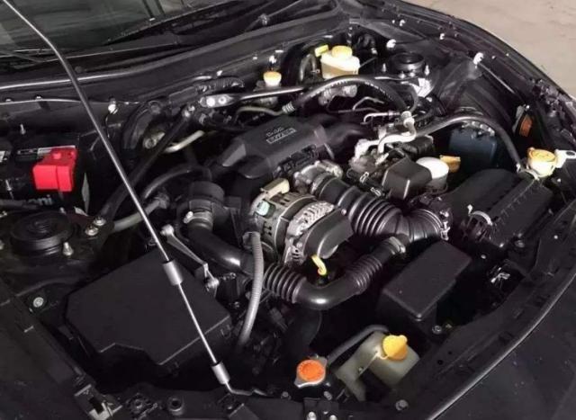 [养车宝典]排气管冒黑烟，发动机热效率低，排气管冒蓝烟，预计在烧机油