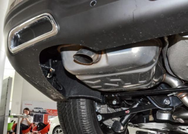 [养车宝典]排气管冒黑烟，发动机热效率低，排气管冒蓝烟，预计在烧机油