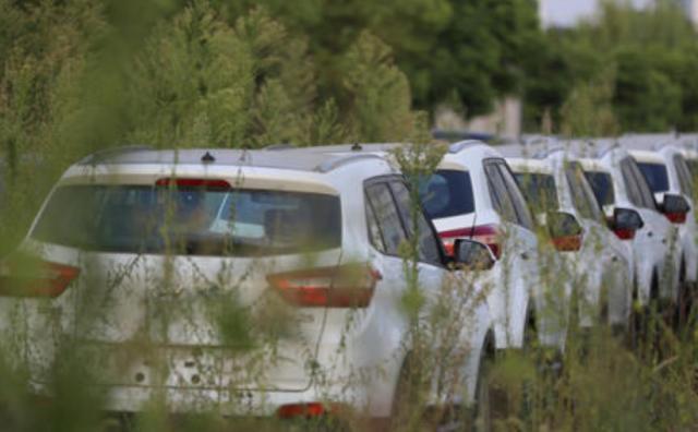 [养车宝典]排气管冒黑烟，发动机热效率低，排气管冒蓝烟，预计在烧机油