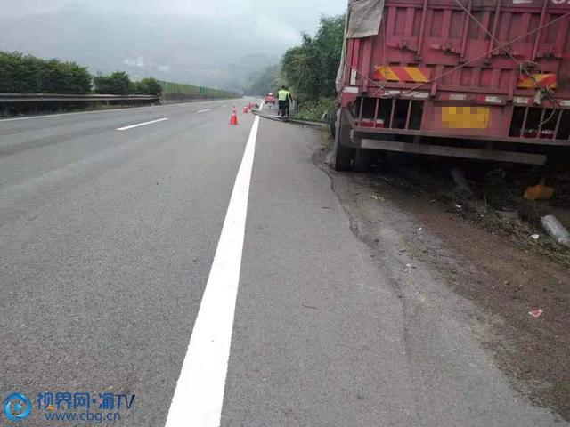 【阿虎汽车】疲劳驾驶酿事故 货车撞进树丛中