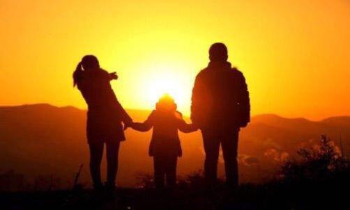 「第一书记」父亲照顾母亲三年，母亲刚去世父亲就再娶了，看到新娘我懂了