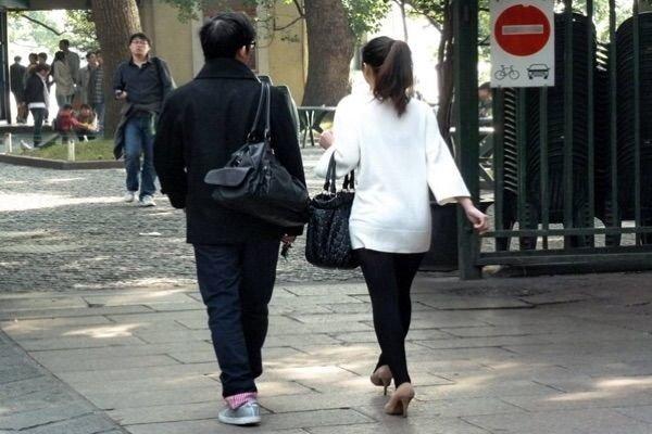 「第一书记」父亲照顾母亲三年，母亲刚去世父亲就再娶了，看到新娘我懂了