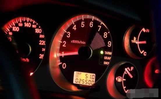 藏车坊：汽车冷车启动转速偏高，那么我们到底该不该热车？老司机来说道！