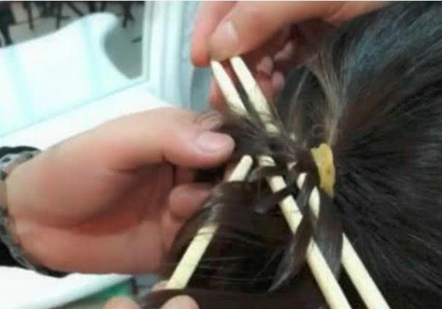 奇闻：女子为博眼球用1000根筷子编头发，结账时却尴尬了