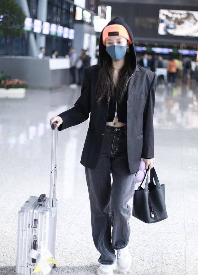 宋妍霏机场亮相，oversized西装配针织开衫，新潮时髦笑容温暖