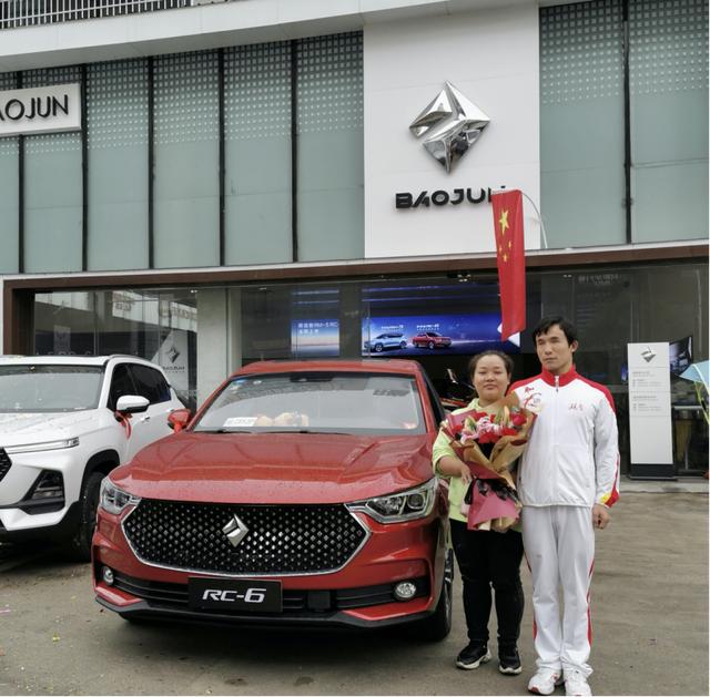 「车家号」充当丈夫的眼睛，却害怕拥堵路段的驾驶，这位妻子选择了RC-6